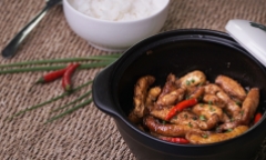 Đãi chồng bằng món trứng cá kho tộ đậm đà vô cùng hấp dẫn