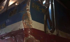 Tin tức tai nạn giao thông ngày 16/5: Lao lên đường ray, container bị tàu hoả đâm biến dạng