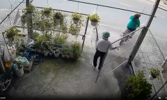 Mẹ hăng hái chở con trai đi học, camera ghi lại cảnh 