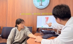 Tưởng phải gắn bó với xe lăn, người đàn ông 47 tuổi bất ngờ đứng vững sau ca mổ