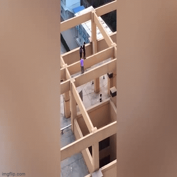 Thót tim nhìn 3 đứa trẻ mạo hiểm làm việc này trên tầng thượng tòa nhà 11 tầng