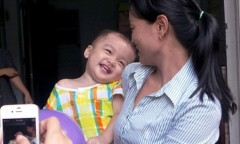 Phó giám đốc Vinasun đến thăm bé trai bị bỏ rơi trên taxi 