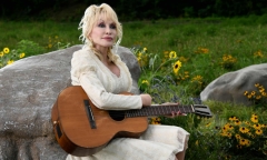 Huyền thoại nhạc đồng quê Dolly Parton qua đời ở tuổi 80