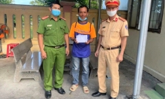 Bị trộm lấy hết tiền, người đàn ông đi bộ ròng rã suốt 15 ngày từ TP.HCM về Quảng Bình