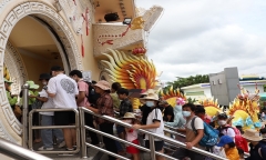 Dòng người nhộn nhịp đổ về chật kín các khu vui chơi trong dịp nghỉ lễ 2/9