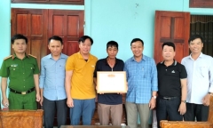 Khen thưởng người đàn ông dũng cảm cứu người giữa dòng lũ chảy xiết 
