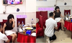 Chàng nhân viên 26 tuổi quỳ gối tỏ tình sếp nữ U50, quỳ gối nói 1 câu khiến ai cũng rung động