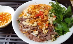 Vợ đảm chiêu đãi cả nhà món bún trộn chua ngọt, ai nhìn cũng ứa nước miếng vì thèm