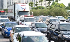 Người dân rục rịch quay lại Hà Nội sớm, hàng xe tắc dài tại cửa ngõ thành phố