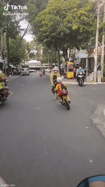 Video: Bé trai 5 tuổi đạp xe điêu luyện, có màn đánh lái khiến ai cũng ngợi khen 