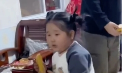 Bé gái 5 tuổi gây sốt khi đóng giả làm cô giáo, gia đình nói một câu khiến ai cũng tấm tắc