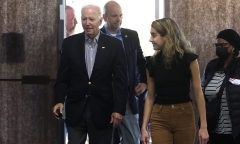 Bầu cử giữa nhiệm kỳ Mỹ 2022: Tổng thống Biden bỏ phiếu sớm
