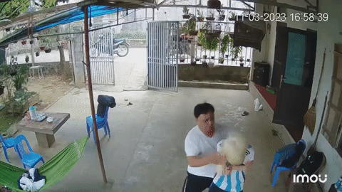 Vụ bé trai bạch tạng bị ông nội của bạn hành hung dã man: Chia sẻ nhói lòng của người mẹ