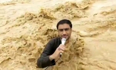 Nước lũ dâng tới cổ, nam phóng viên vẫn bình tĩnh đưa tin trực tiếp ở Pakistan