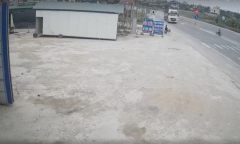Clip: Kinh hoàng khoảnh khắc xe tải 
