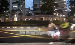 Clip: Hai xe máy đấu đầu giữa ngã ba, tài xế ngã 