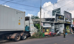 Hiện trường vụ xe container mất lái lao vào nhà dân sau va chạm với xe tải