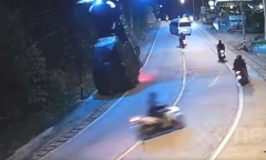 Clip: Khoảnh khắc xe tải quá trọng lượng lộn nhào, lật ngửa khi cố vượt dốc