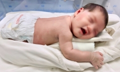 Bé sơ sinh bị bỏ rơi với hàng trăm con giòi trên cơ thể: Phép màu kỳ diệu