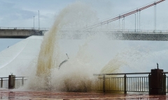 Bão Thần Gió suy yếu thành áp thấp nhiệt đới, miền Trung mưa rất to