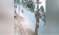 Video: Ô tô hất văng 2 người đi xe máy xuống đường rồi bỏ chạy