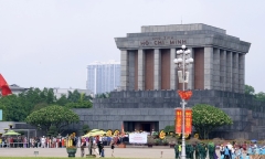 Người dân từ khắp mọi miền Tổ quốc vào Lăng viếng Chủ tịch Hồ Chí Minh