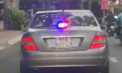 Xác minh ô tô hiệu Mercedes biển trắng bật đèn giống đèn ưu tiên ở TP.HCM