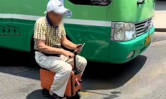 Danh tính người đàn ông “cưỡi” vali chạy trên đường ở TP.HCM