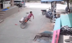 Chạm phải dây điện hở trên đường, 2 học sinh bị điện giật ngã gục