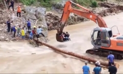 Clip: Nước lũ cuốn phăng cây cầu, thai phụ vượt sông sinh con trên gầu máy xúc