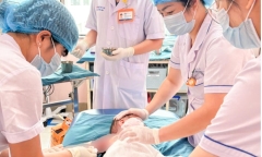 Bất cẩn khi ăn lẩu, 3 trẻ em ở Hà Nội phải nhập viện cấp cứu.