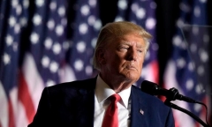 Ông Trump lần đầu vượt ông Biden trong gây quỹ tranh cử