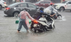 Clip: Mưa lớn gây ngập ở Quảng Trị - Huế, người dân bì bõm trong nước