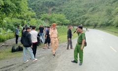 Tài xế mất lái khi ôm cua, xe máy rơi xuống suối, 2 người tử vong thương tâm