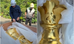 Cặp Thánh giá 129 tuổi ở Nhà thờ Đức Bà Sài Gòn được mạ vàng