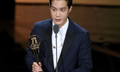 Nam ca sĩ kiêm diễn viên đình đám ra đầu thú