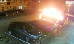 Clip: Mâu thuẫn chỗ đỗ xe, người đàn ông giấu mặt phóng hỏa đốt xe Porsche