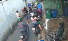 Clip: Can ngăn va chạm giao thông, người đàn ông bị đánh đến bất tỉnh