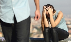 Bắt gặp chồng chở nhân tình đi chơi, người vợ bật khóc trước lý do cay đắng