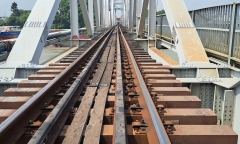 Khẩn trương khắc phục sự cố sà lan va chạm cầu Ghềnh 