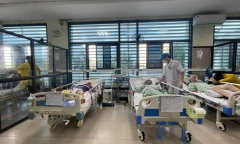 Hai người bị co giật, hôn mê sâu nghi do uống nhầm rượu xoa bóp 