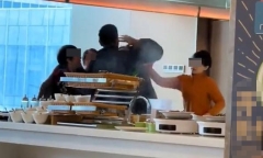 Bị nhắc nhở khi gói đồ buffet mang về, nam hành khách hành hung nhân viên khách sạn