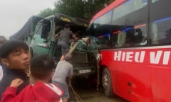 Chở người giúp tàu hoả vừa gặp nạn, ô tô khách lại xảy ra tai nạn với xe tải