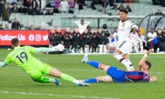 Man United đánh rơi chiến thắng ở phút bù giờ