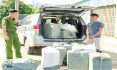 Long An: Tạm giữ hình sự tài xế chở gần 9.000 bao thuốc lá lậu qua biên giới