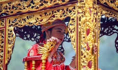 Người dân chen nhau quay chụp, mừng tuổi cho nữ tướng tại lễ khai hội đền Gióng