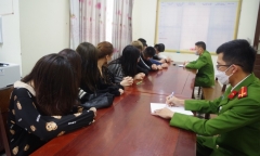 Phát hiện 11 thanh niên thuê nhà hàng tụ tập 