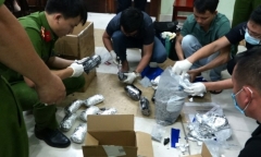 Phát hiện bí mật trong chiếc vali màu đen tại nhà đối tượng sử dụng ma túy