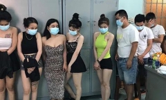 Tạm giữ nhóm nam thanh nữ tú mở nhạc 