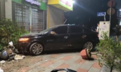 Vụ ô tô đâm 4 xe máy 